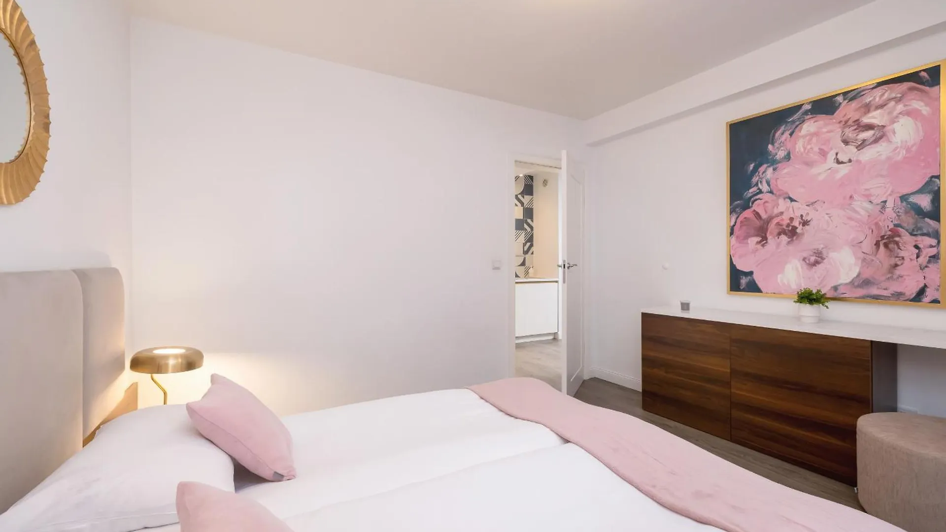 Blue And Green Apartment With Bright Pink Bedroom In Krakow By Noclegi Renters