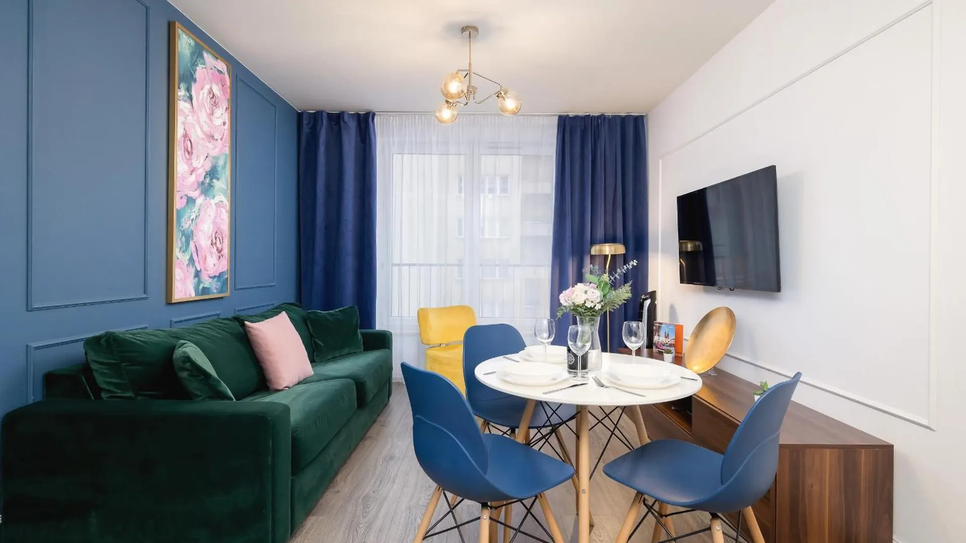 Blue And Green Apartment With Bright Pink Bedroom In Krakow By Noclegi Renters