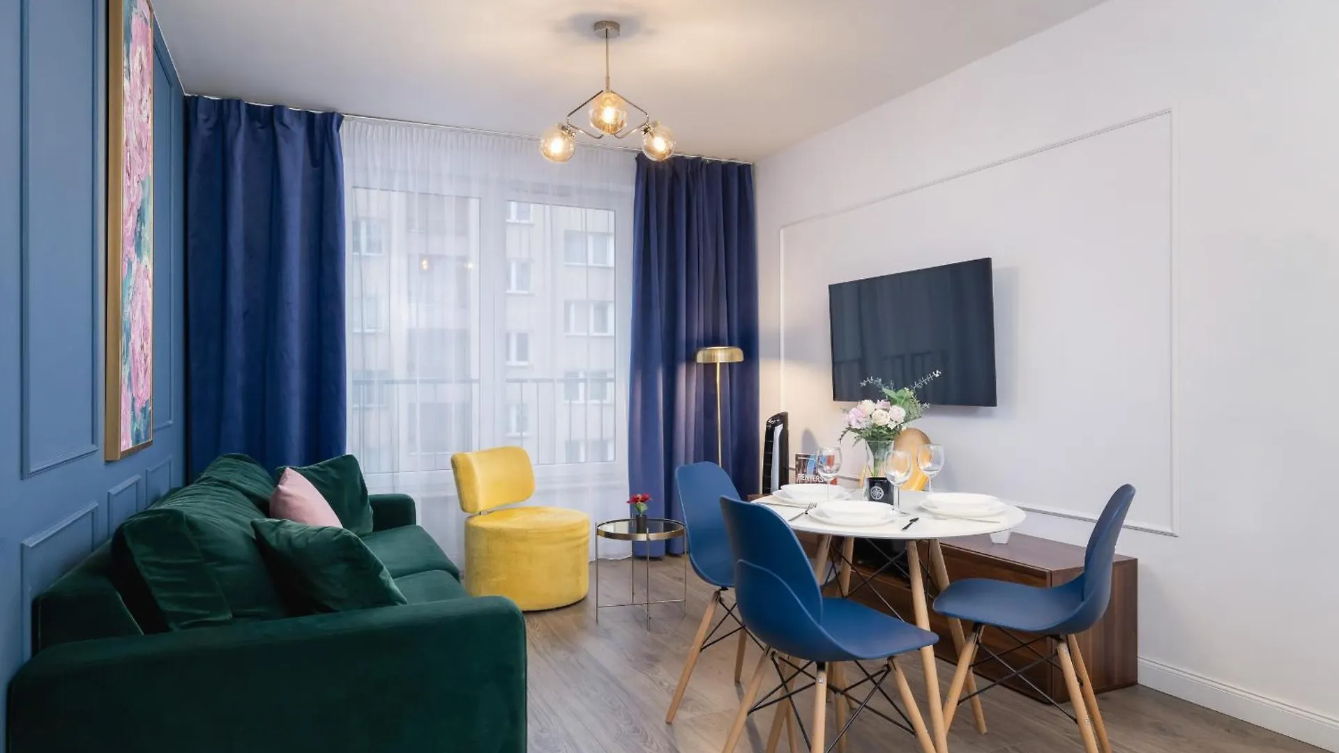 Blue And Green Apartment With Bright Pink Bedroom In Krakow By Noclegi Renters 0*,