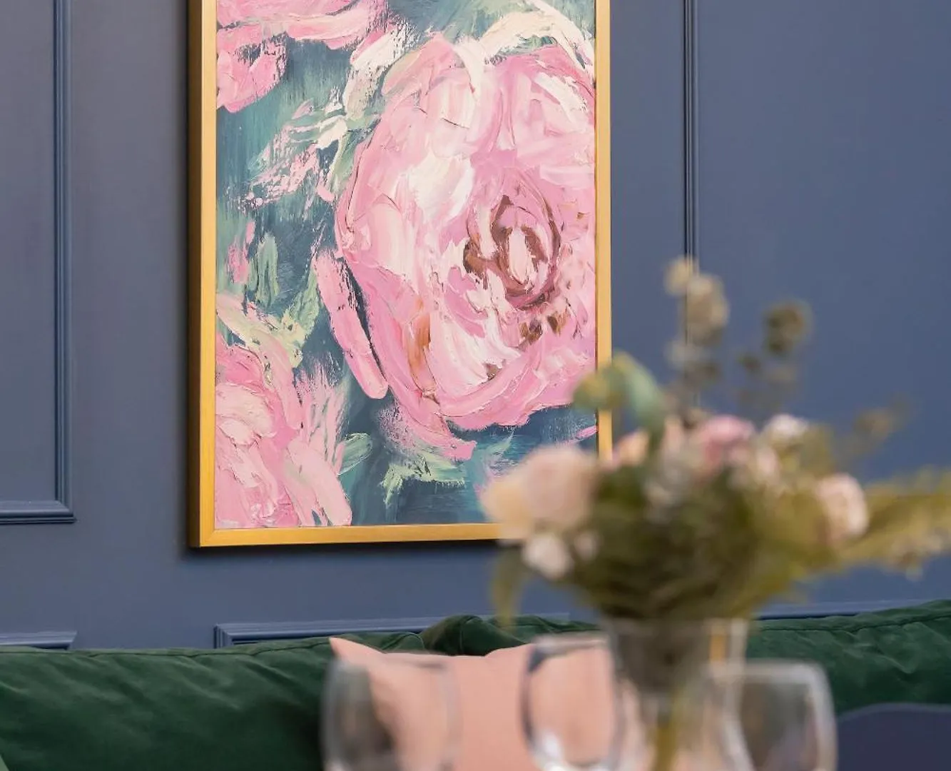 Blue And Green Apartment With Bright Pink Bedroom In Krakow By Noclegi Renters