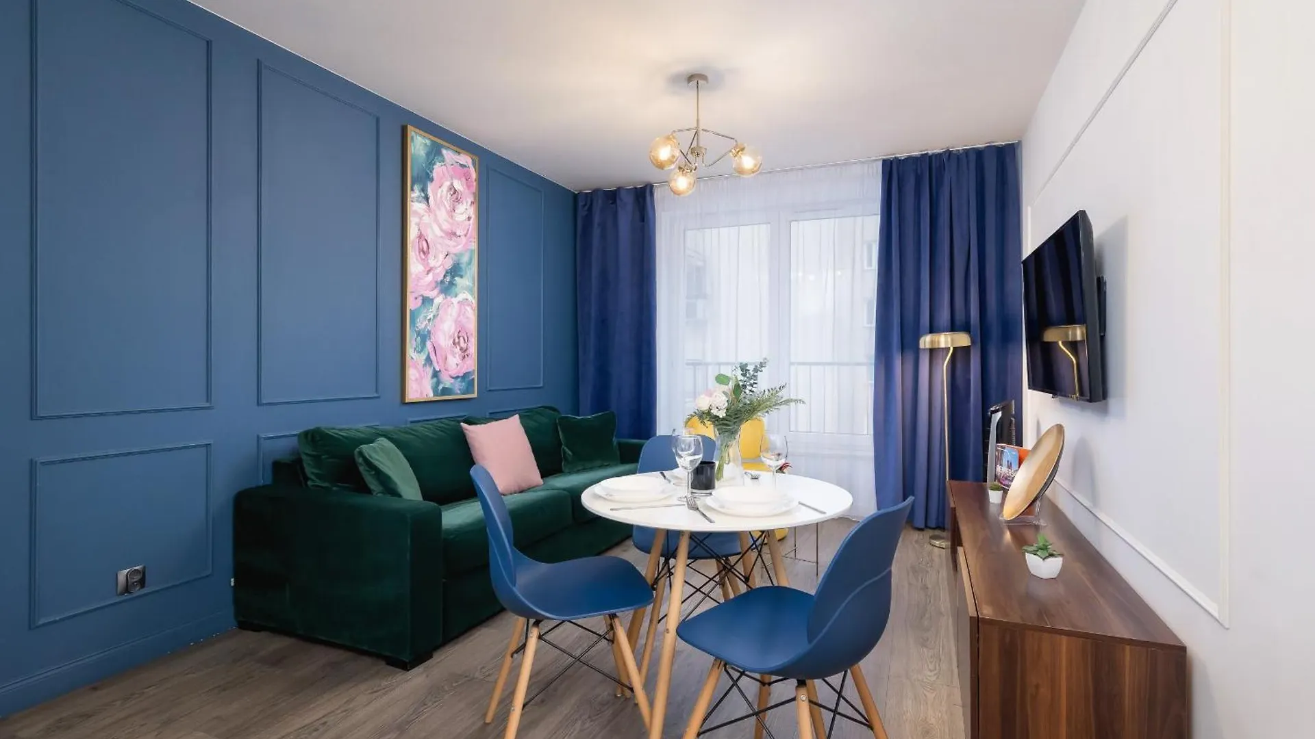 Blue And Green Apartment With Bright Pink Bedroom In Krakow By Noclegi Renters 0*,