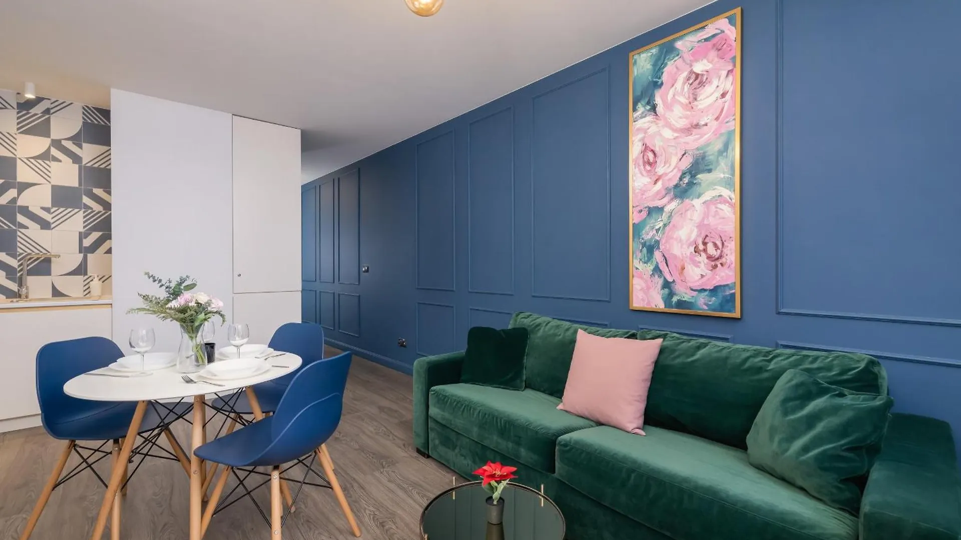 Blue And Green Apartment With Bright Pink Bedroom In Krakow By Noclegi Renters